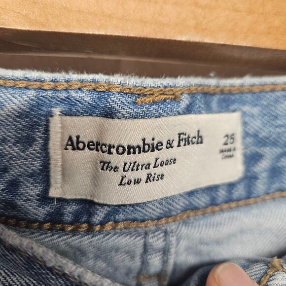Abercrombie & Fitch The Ultra Loose Low Rise Jeans Light Wash - Picture 4 of 9